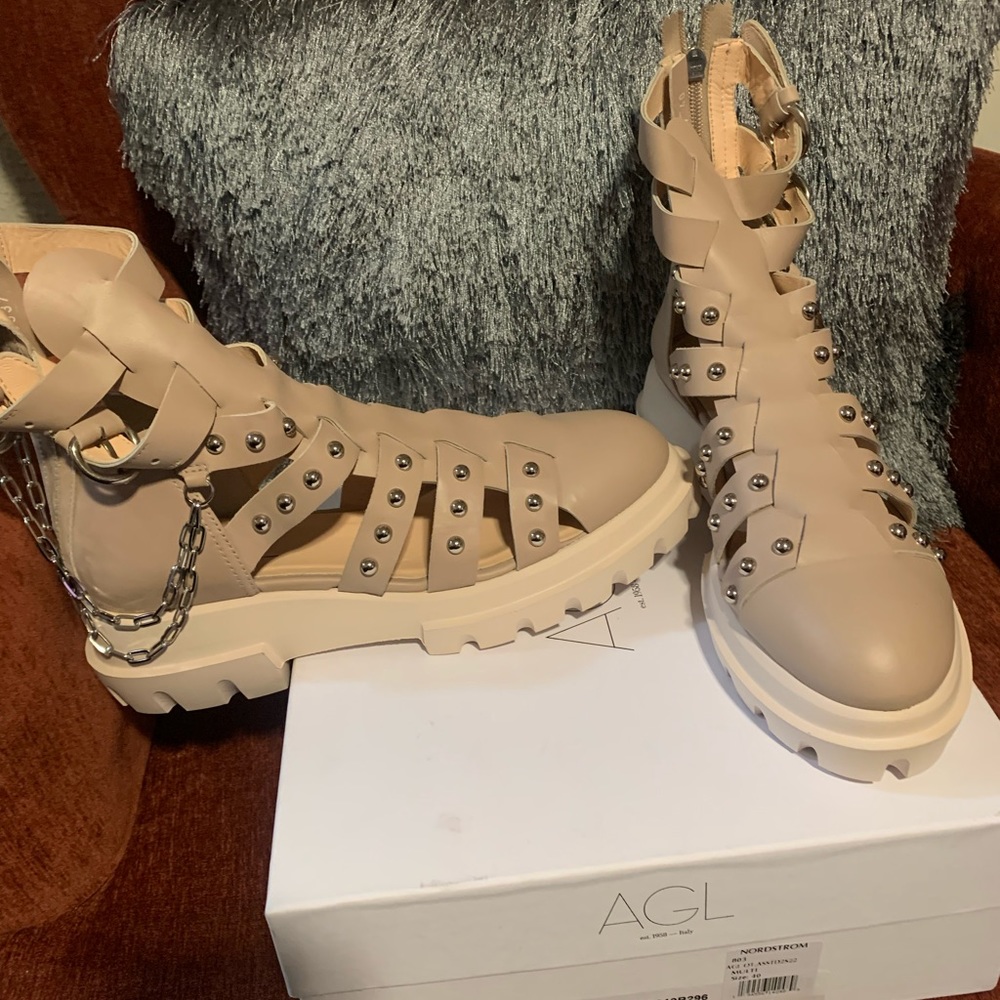 AGL Cute out studded boot